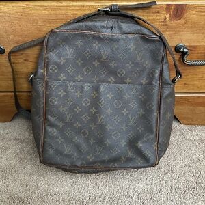 Authentic Louis Vuitton Crossbody bag/large size